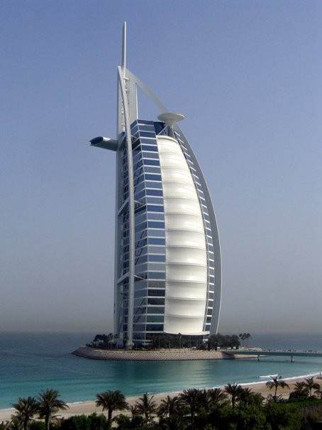 2. Khách sạn Burj Al Arab, Dubai, UAE Khách sạn “7 sao” Burj Al Arab gồm 60 tầng vừa khách sạn sang trọng nhất và cũng là tòa nhà cao nhất thế giới (321m). Khách sạn được mô phỏng theo hình ảnh cánh buồm lộng gió, nằm trên một hòn đảo riêng và là một trong những biểu tượng của Dubai.